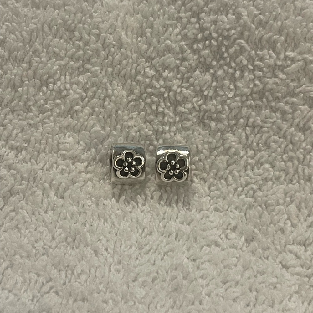 Pandora Daisy charm